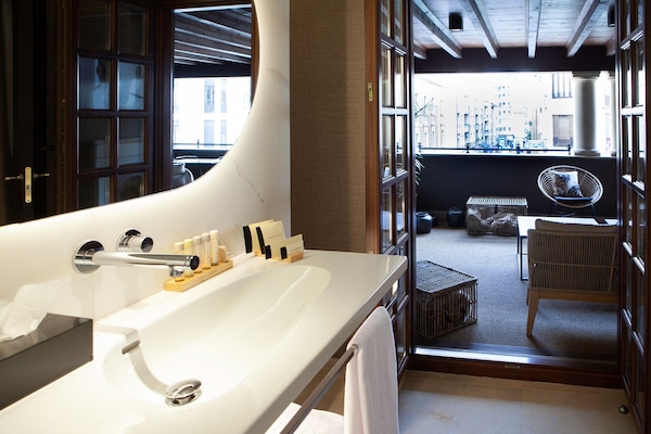 Deluxe dubbelrum | Badrum | Gratis toalettartiklar, hårtork, badrock och tofflor