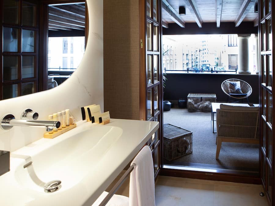 Deluxe tweepersoonskamer | Badkamer | Gratis toiletartikelen, een haardroger, badjassen, pantoffels