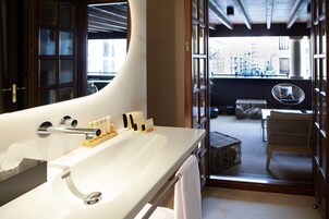 Artículos de tocador gratuitos, secador de pelo, batas, pantuflas