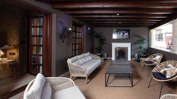 Junior Suite, Terrace | 1 bedroom, minibar, in-room safe, individually decorated