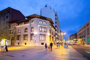 Front of property – evening/night - Colonial Palace (León)