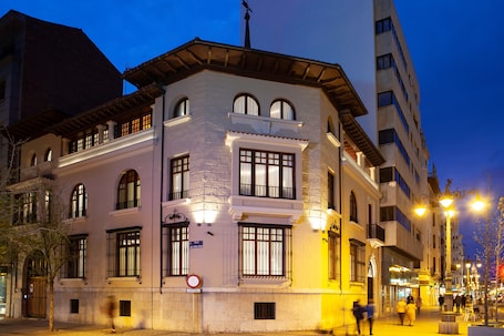 Fachada de la propiedad por la tarde o noche