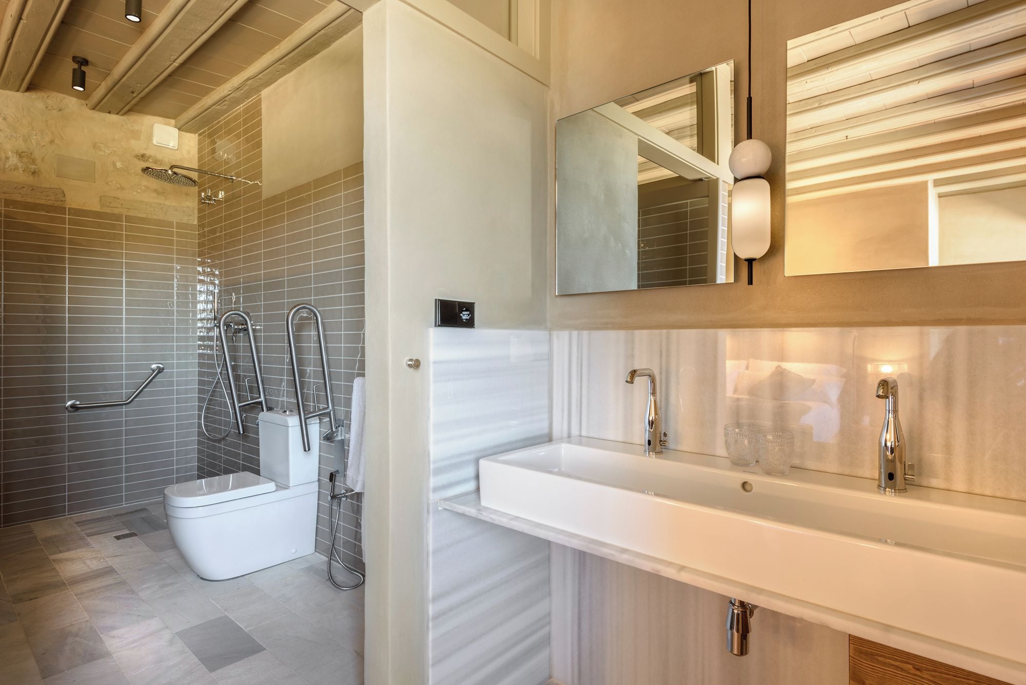 Un baño moderno con ducha, inodoro y lavamanos.