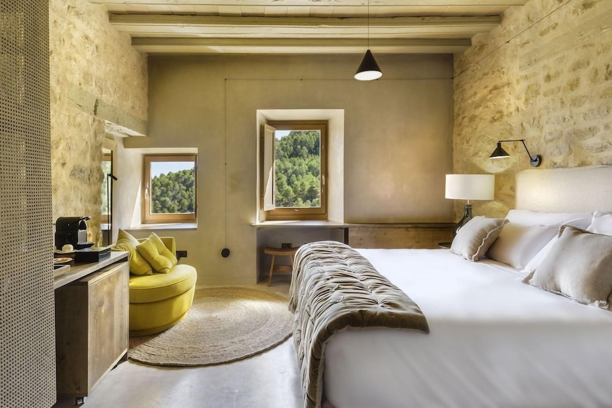 Premium bedding, down duvets, minibar, in-room safe