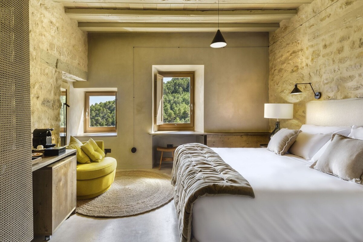Premium bedding, down duvets, minibar, in-room safe