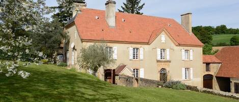 Vista frontal de la propiedad