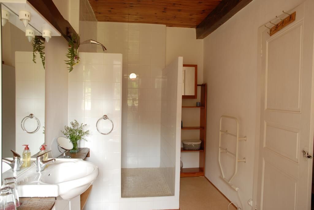 Phòng Suite, 2 phòng ngủ (Marlère) | Phòng tắm | Buồng tắm vòi sen, máy sấy tóc, khăn tắm, xà phòng 