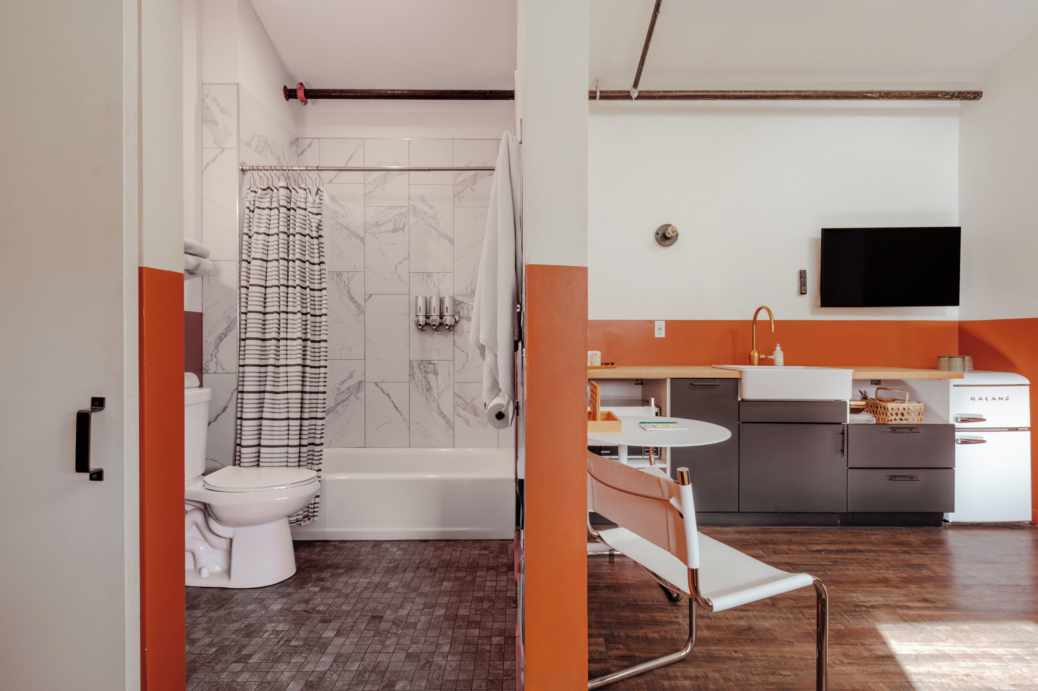Familien-Suite | Badezimmer | Designer-Toilettenartikel, Haartrockner, Handtücher, Seife