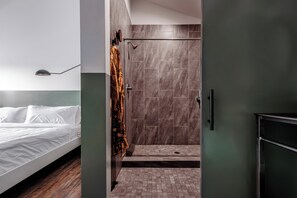 Deluxe Room | Bathroom | Designer toiletries, hair dryer, towels, soap - Mellow Moon Lodge (Del Norte)