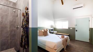 1 bedroom, Egyptian cotton sheets, premium bedding, down comforters