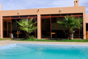 Outdoor pool, pool umbrellas, pool loungers - Dar Iziki (Sidi Kaouki)