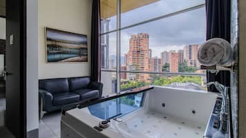 4-bedroom penthouse with hot tub on the balcony | Minibar, in-room safe, individually decorated, individually furnished