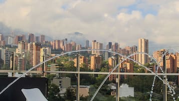 Alberca al aire libre, acceso de 08:00 a 19:00, y camastros