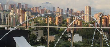 Piscine extérieure, chaises longues