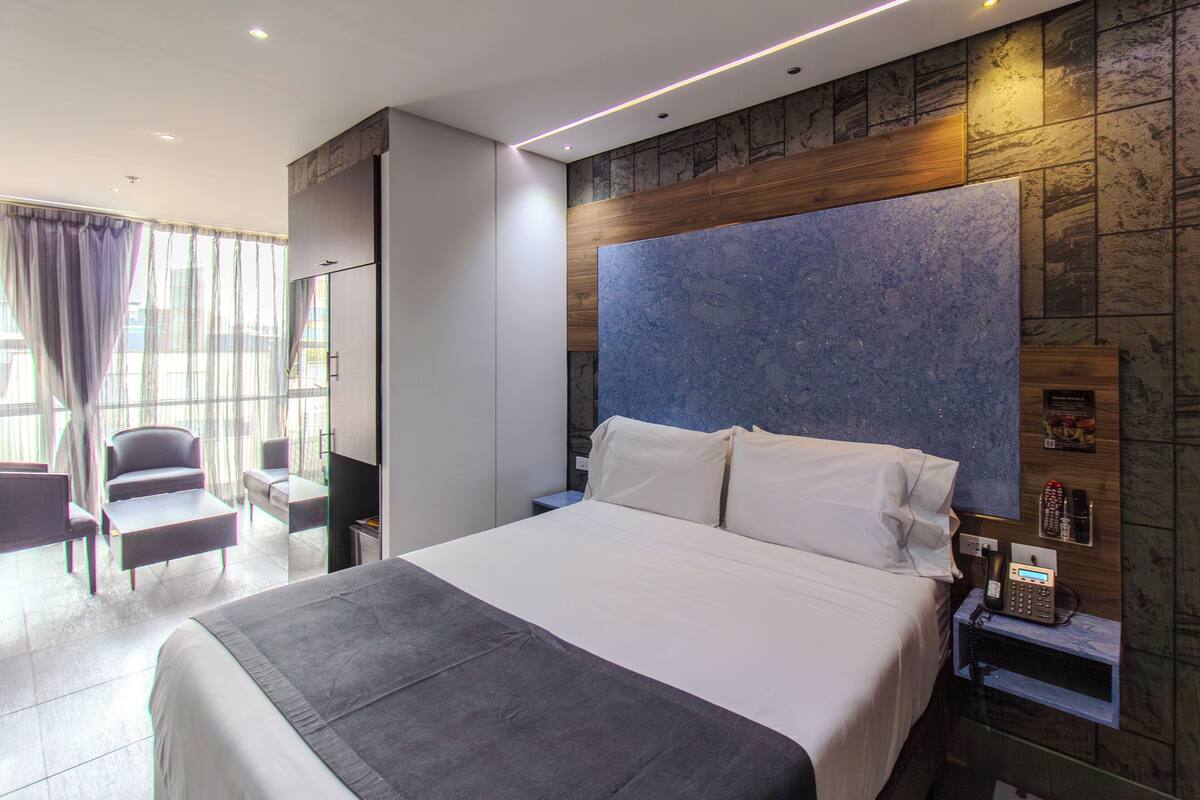 Suite Marquess | 4 ๊ฐ์ ์นจ์ค, ๊ฐ์ค ๋ด ๊ธ๊ณ , ๊ฐ๊ฐ ๋ค๋ฅธ ์คํ์ผ์ ์ธํ
๋ฆฌ์ด, ๊ฐ๊ฐ ๋ค๋ฅด๊ฒ ๊ฐ๊ตฌ ๋น์น