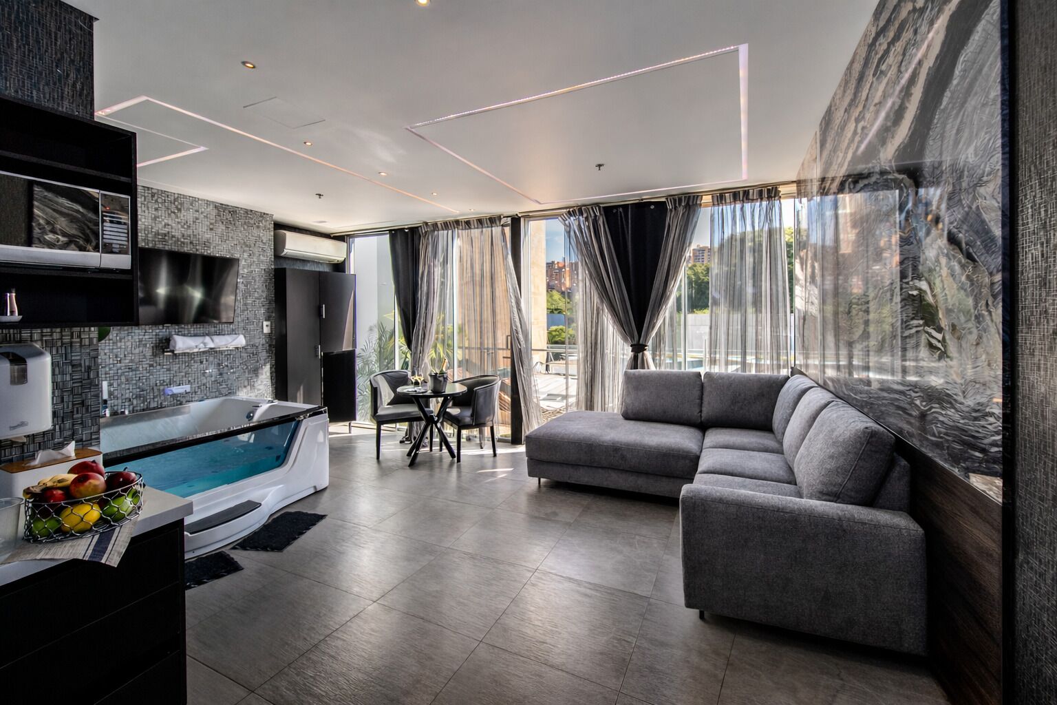 Elite Apartment | Ruang tamu | 43 inci televisyen skrin rata dengan kabel, TV 