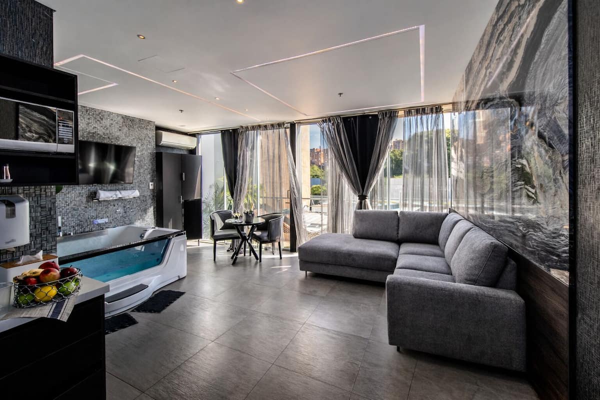 Elite Apartment | Ruang tamu | 43 inci televisyen skrin rata dengan kabel, TV