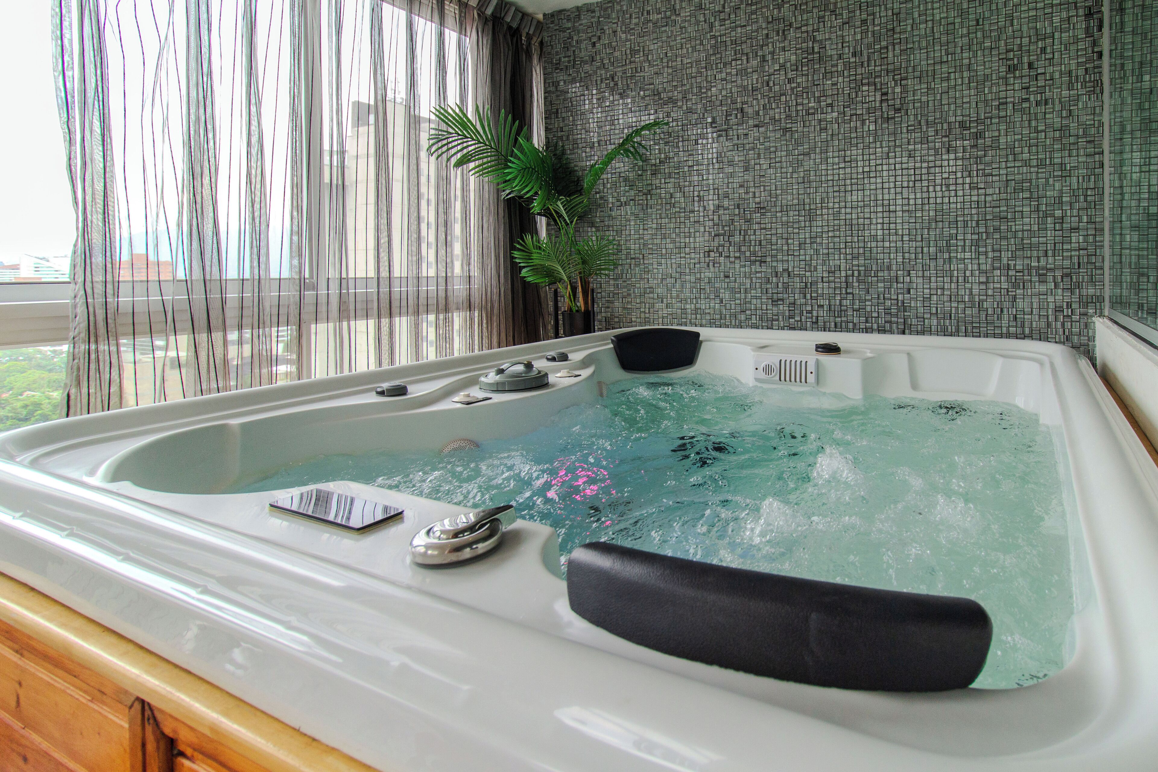 4-Bedroom penthouse with hot tub | 専用スパ浴槽