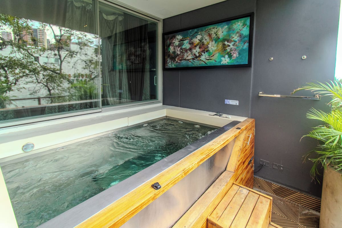 Private spa tub
