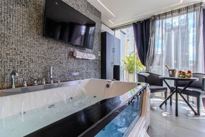 3 connected bedroom unit with hot tub and balcony | Private spa tub - Haven (Medellín)
