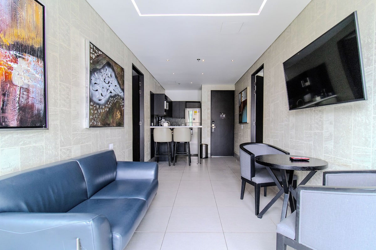 2-Bedroom apartment with 2 hot tubs | 起居区 | 43-英寸纯平电视 (配备有线频道)、电视