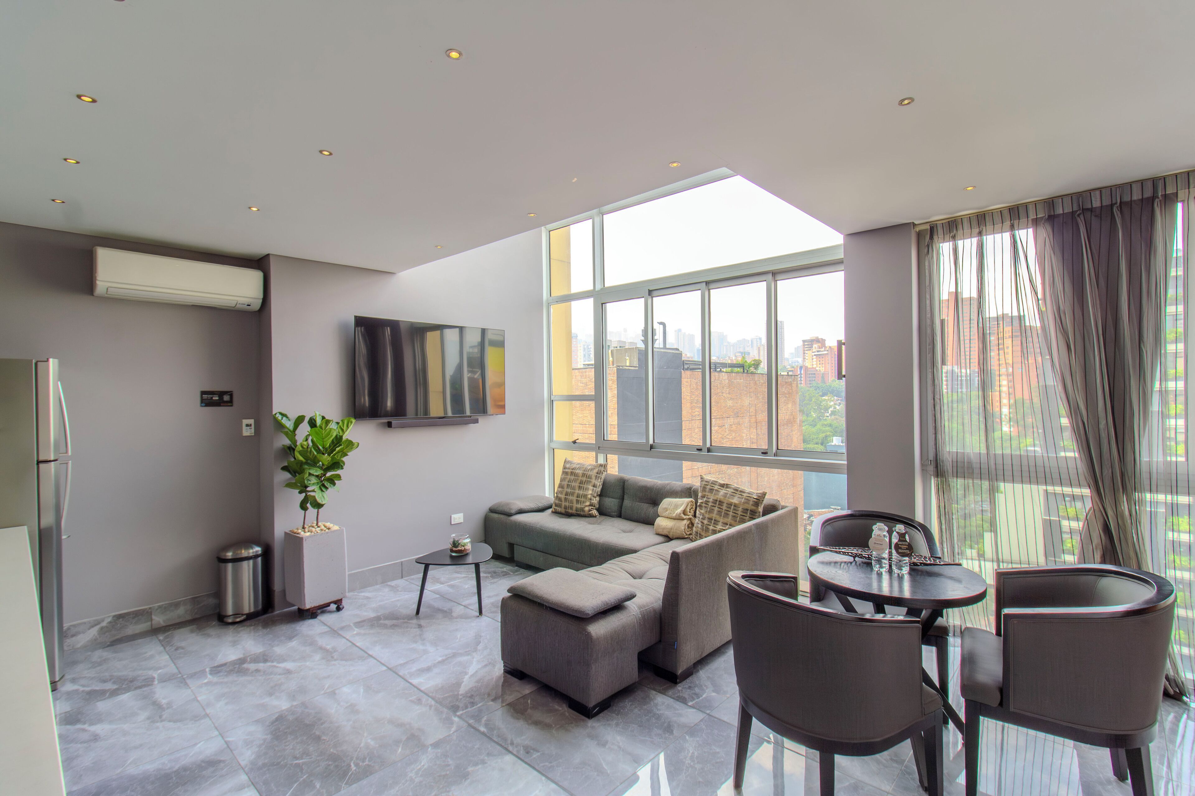 4-Bedroom penthouse with hot tub | Khu phòng khách | TV màn hình phẳng 43-inch có truyền hình cáp, TV 