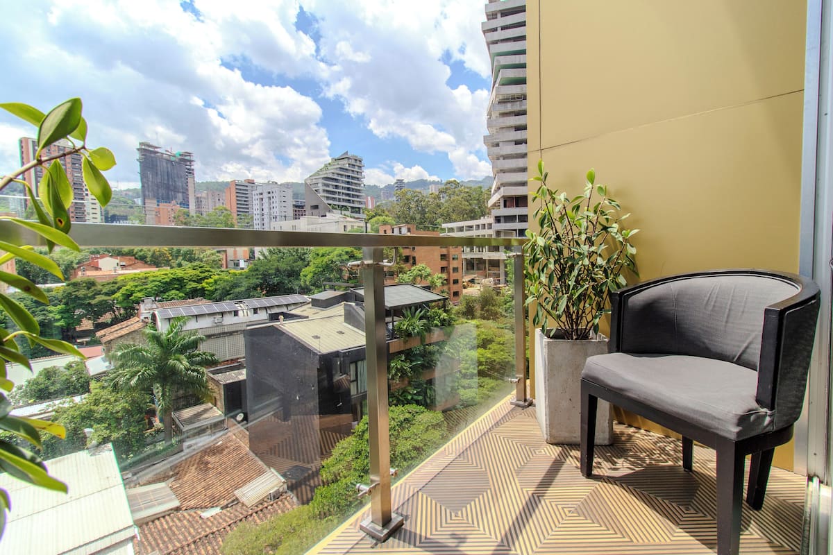 Room with hot tub and balcony | 阳台