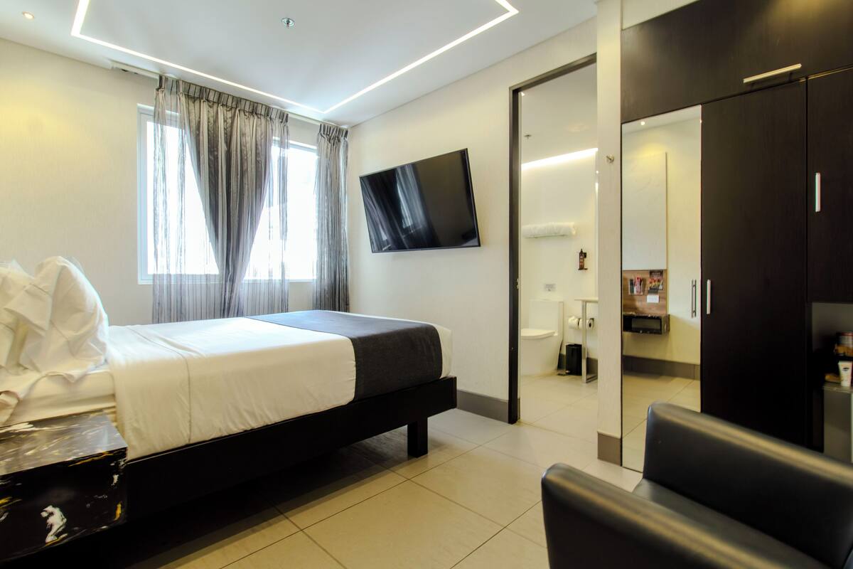 Budget Room | Minibar, caja fuerte, tabla de planchar con plancha y wifi gratis