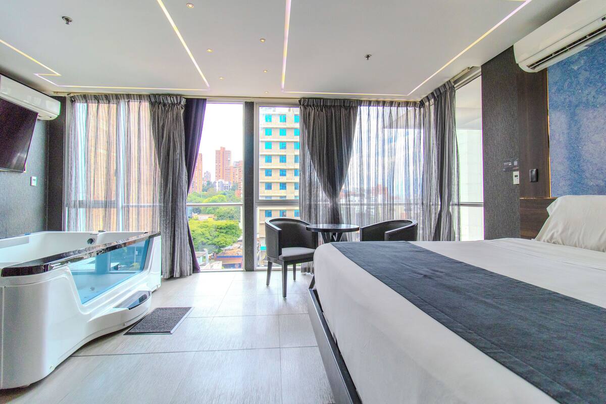 Suite with hot tub | Minibar, caja fuerte, tabla de planchar con plancha y wifi gratis