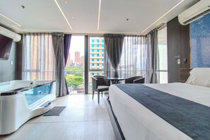 Suite with hot tub | In-room safe, individually decorated, individually furnished - Haven (Medellín)