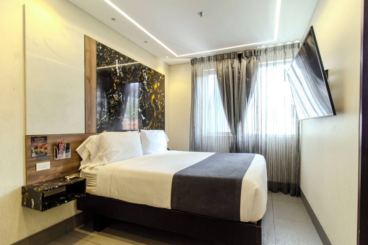 Budget Room | 4 ๊ฐ์ ์นจ์ค, ๊ฐ์ค ๋ด ๊ธ๊ณ , ๊ฐ๊ฐ ๋ค๋ฅธ ์คํ์ผ์ ์ธํ
๋ฆฌ์ด, ๊ฐ๊ฐ ๋ค๋ฅด๊ฒ ๊ฐ๊ตฌ ๋น์น