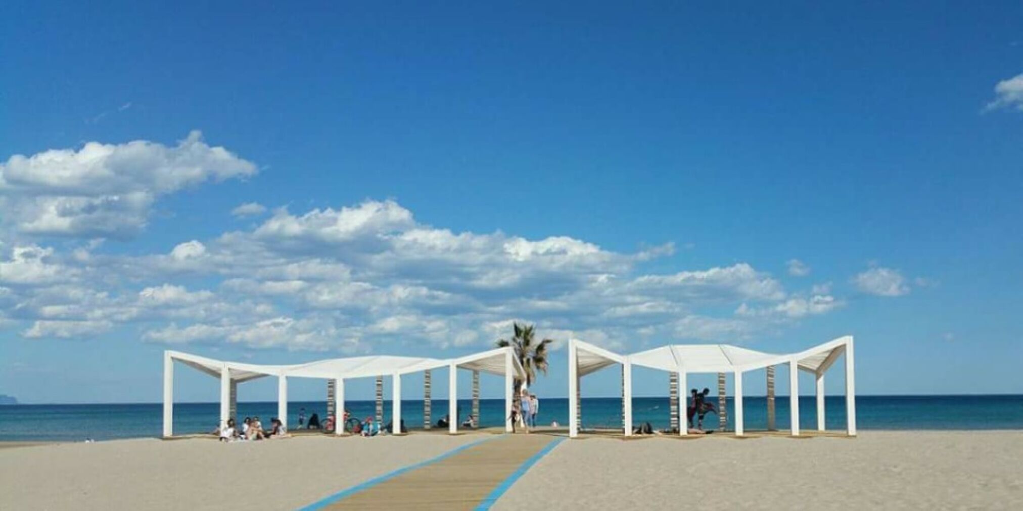 Nära stranden, solstolar och strandhanddukar