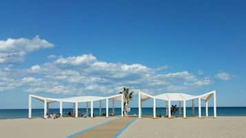 NĂ€ra stranden, solstolar och strandhanddukar