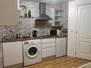 Fridge, microwave, stovetop, dishwasher