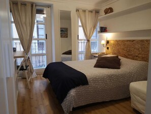 1 habitación, escritorio, tabla de planchar con plancha y wifi gratis 