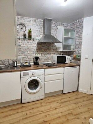 Refrigerador, microondas, placa de cocina, lavavajillas