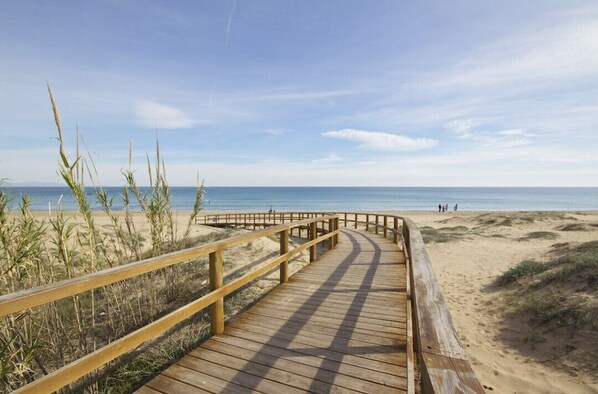 Una playa cerca, sillas reclinables de playa, toallas de playa