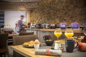Free daily continental breakfast  - Hôtel Alparena & Spa (Montvalezan)