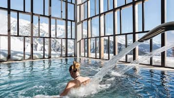 Inomhuspool och livvakter pÄ plats