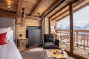 Superior Room | Living area | Flat-screen TV - Hôtel Alparena & Spa (Montvalezan)