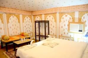 奢华帐篷房 | 高档床上用品、特色家居、笔记本电脑工作区、床单