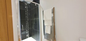 Douche, sĂšche-cheveux, serviettes fournies, shampoing