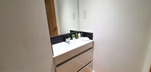 Dusche, Haartrockner, Handtücher, Shampoo