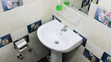 Deluxe Room | Bathroom | Shower, slippers, towels