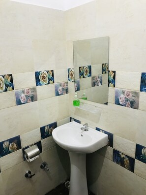 Deluxe Room | Bathroom | Shower, slippers, towels - Laj Villa (Fazilka)