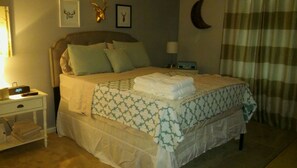 2 bedrooms, desk, iron/ironing board, WiFi