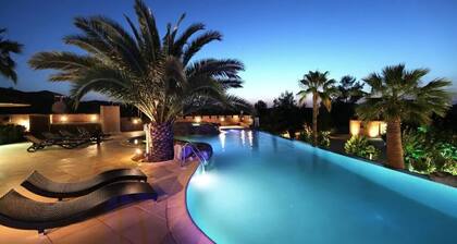 Luxury~Dreamy~Private |Rancho Relaxo Sha| Spacious Pool, Tennis Court, Horses.