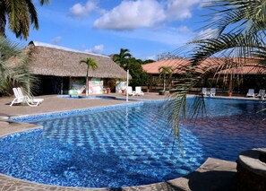 Una piscina al aire libre