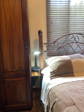 1 habitación, tabla de planchar con plancha, wifi gratis y ropa de cama 