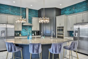 ثلاجة، ميكروويف، فرن، موقد طهي مسطح